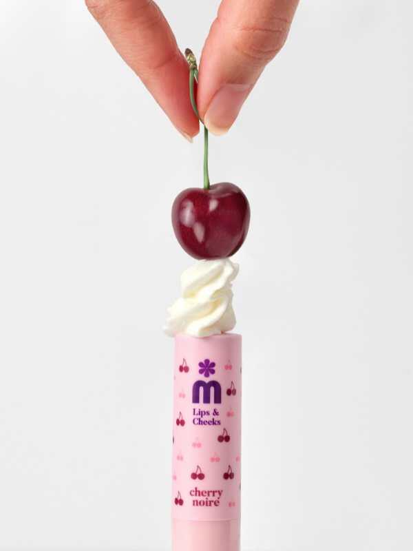 Raskošna noire boja na usnama i obrazima